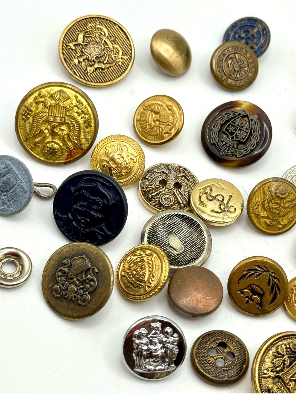 Vintage military and fashion buttons - Lot 
12